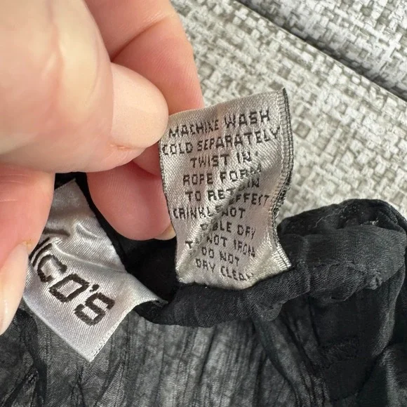 Chicos Top Black White Floral Sheer Crinkle V Neck Button Up Size 1 Small - Picture 10 of 10